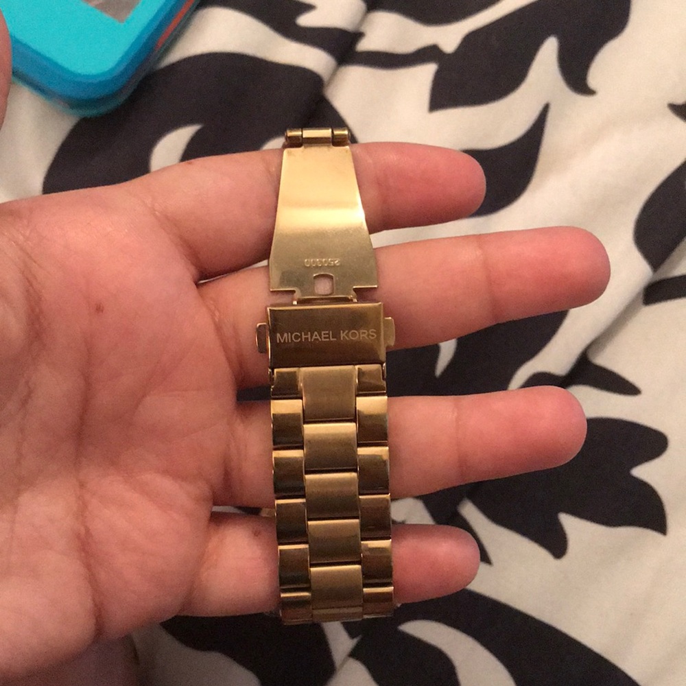 Gently worn Michael Kors good watch with pink face - Picture 2 of 5